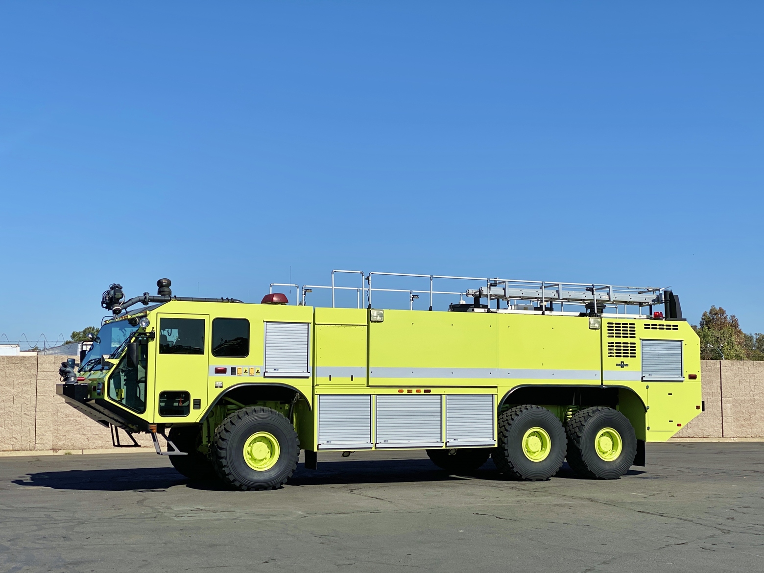 2004 Oshkosh Striker 3000 6x6 Aircraft Rescue Truck (O1199) | Fenton Fire